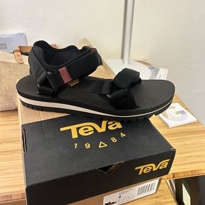 Teva Women’s universal trail sandal. Black, size 8